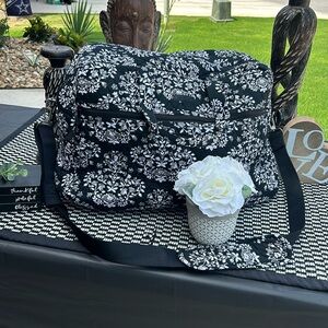 Vera Bradley extra large travel bag great condition no stains, no fading